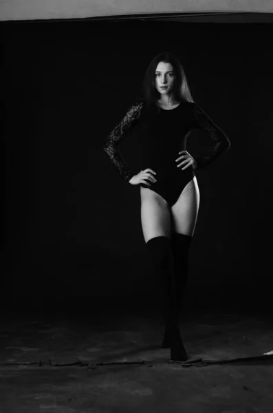 Hermosa Morena Joven Mujer Negro Bodysuit Posando Sobre Oscuro Estudio — Foto de Stock