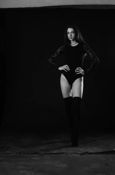 Siyah Elbiseli Esmer Güzel Bir Kadın Stüdyoda Poz Veriyor — Stok fotoğraf