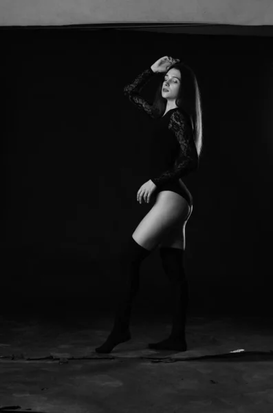 Belle Brune Jeune Femme Body Noir Posant Sur Fond Sombre — Photo