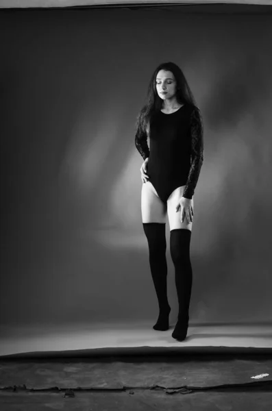 Красива Брюнетка Молода Жінка Чорному Костюмі Позує Темному Студійному Фоні — стокове фото