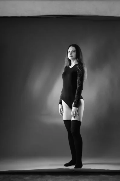 Vacker Brunett Ung Kvinna Svart Body Suit Poserar Mörk Studio — Stockfoto