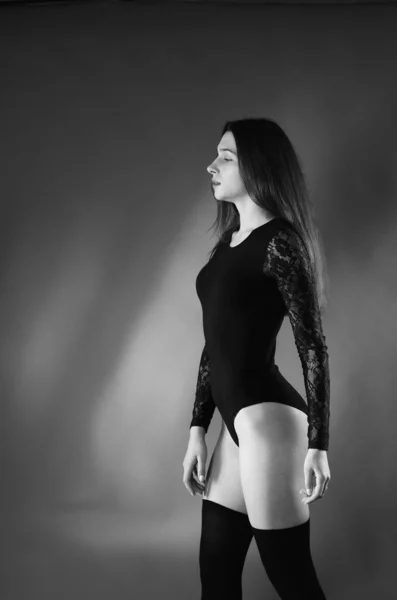 Bela Morena Jovem Mulher Preto Bodysuit Posando Escuro Estúdio Fundo — Fotografia de Stock