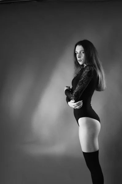Vacker Brunett Ung Kvinna Svart Body Suit Poserar Mörk Studio — Stockfoto