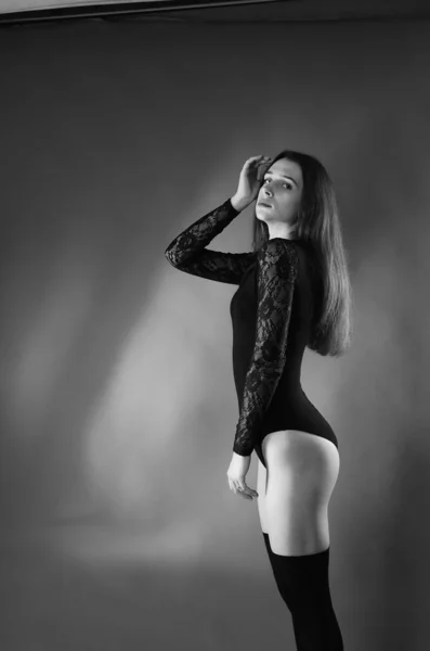 Schöne Brünette Junge Frau Schwarzen Body Posiert Auf Dunklem Studiohintergrund — Stockfoto