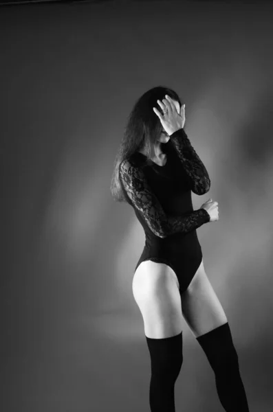Mooi Brunette Jong Vrouw Zwart Bodysuit Poseren Donker Studio Achtergrond — Stockfoto