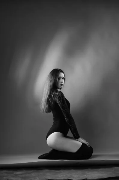 Hermosa Morena Joven Mujer Negro Bodysuit Posando Sobre Oscuro Estudio — Foto de Stock