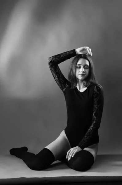 Hermosa Morena Joven Mujer Negro Bodysuit Posando Sobre Oscuro Estudio — Foto de Stock