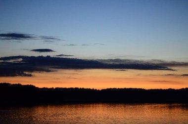 güzel günbatımının panoramik görüntüsü göle yansıyor