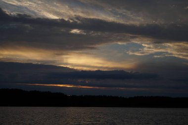 Sabahın erken saatlerinde gölün üzerinde sonsuz karanlık gökyüzü manzarası.   
