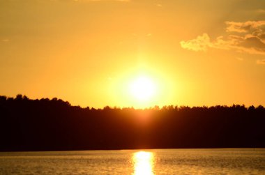 Gölde yansıyan günbatımının panoramik görüntüsü