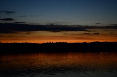 güzel günbatımının panoramik görüntüsü göle yansıyor