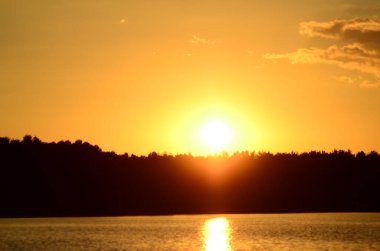 Gölde yansıyan günbatımının panoramik görüntüsü