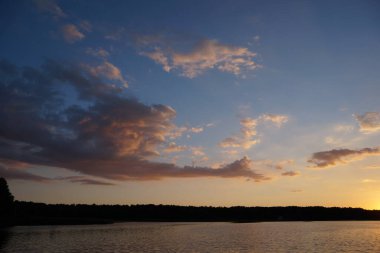 Yaz günbatımında göl manzarası  