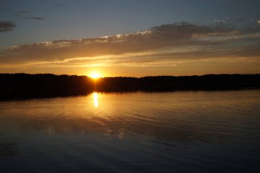 Sabahın erken saatlerinde gölün üzerinde sonsuz karanlık gökyüzü manzarası.   