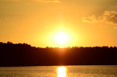 Gölde yansıyan günbatımının panoramik görüntüsü
