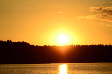 Gölde yansıyan günbatımının panoramik görüntüsü