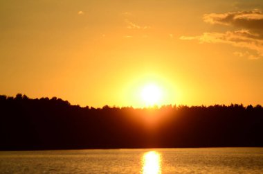 Gölde yansıyan günbatımının panoramik görüntüsü