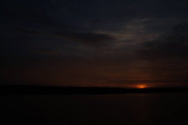 Gün batımının resimsel görüntüsü gölün ayna yüzeyine yansıyor 