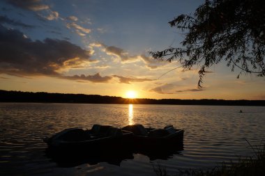 Yaz günbatımında göl manzarası  
