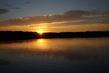 Sabahın erken saatlerinde gölün üzerinde sonsuz karanlık gökyüzü manzarası.   