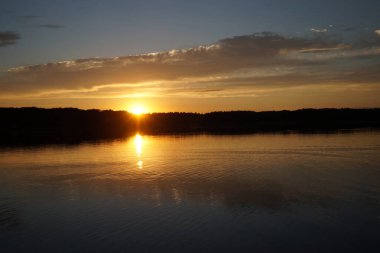 Sabahın erken saatlerinde gölün üzerinde sonsuz karanlık gökyüzü manzarası.   