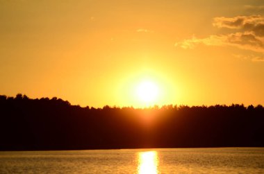 Gölde yansıyan günbatımının panoramik görüntüsü