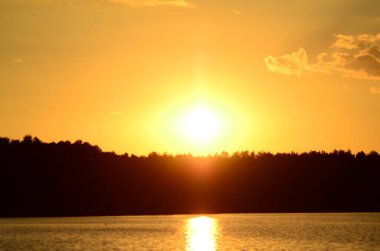 Gölde yansıyan günbatımının panoramik görüntüsü