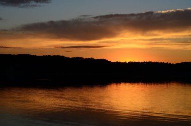 güzel günbatımının panoramik görüntüsü göle yansıyor