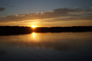 Sabahın erken saatlerinde gölün üzerinde sonsuz karanlık gökyüzü manzarası.   