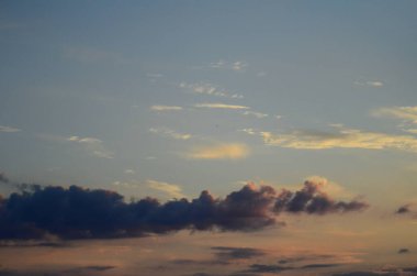 Sahilde günbatımının panoramik manzarası Güzel gökyüzü