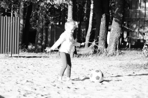 Ein Mädchen Spielt Mit Einem Ball Der Nähe Des Sees — Stockfoto