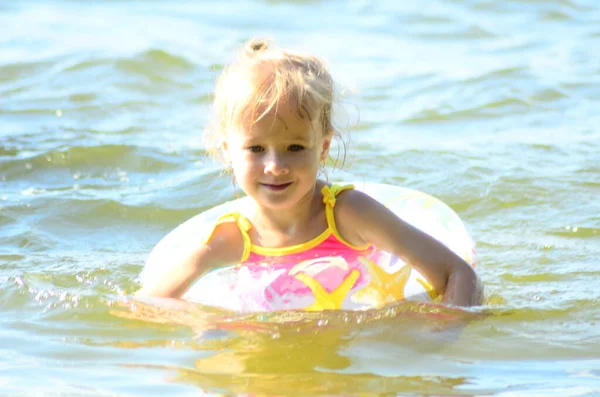 Ein Kleines Mädchen Das See Schwimmt — Stockfoto