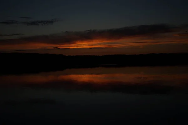 Vista Pitoresca Céu Escuro Infinito Sobre Lago Início Manhã — Fotografia de Stock