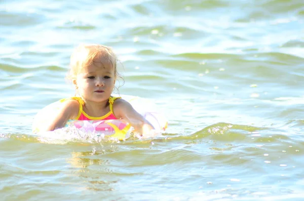 Mała Dziewczynka Pływająca Jeziorze — Zdjęcie stockowe