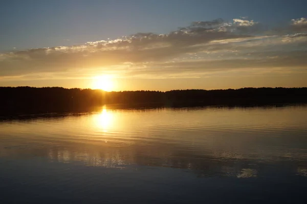 Vista Pitoresca Céu Escuro Infinito Sobre Lago Início Manhã — Fotografia de Stock