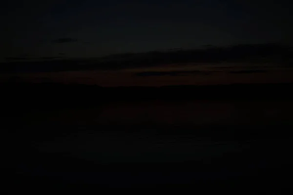 清晨湖面上无尽的漆黑天空 风景如画 — 图库照片