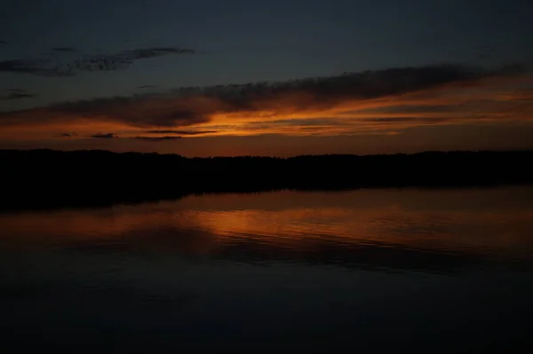 Vista Pitoresca Céu Escuro Infinito Sobre Lago Início Manhã — Fotografia de Stock