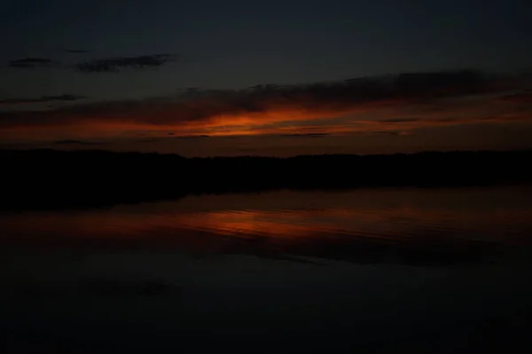 Pintoresca Vista Del Cielo Oscuro Sin Fin Sobre Lago Madrugada — Foto de Stock