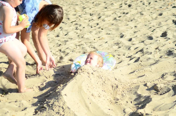 Mor Med Döttrar Leker Med Sand Stranden — Stockfoto