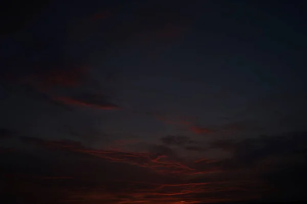 Malerischer Blick Auf Den Sonnenuntergang Der Sich Auf Der Spiegeloberfläche — Stockfoto