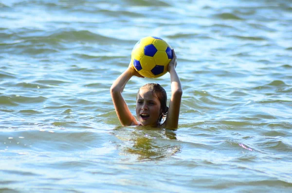 Little Girl Playing Lake — Fotografia de Stock