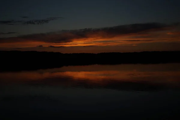 Pintoresca Vista Del Cielo Oscuro Sin Fin Sobre Lago Madrugada —  Fotos de Stock