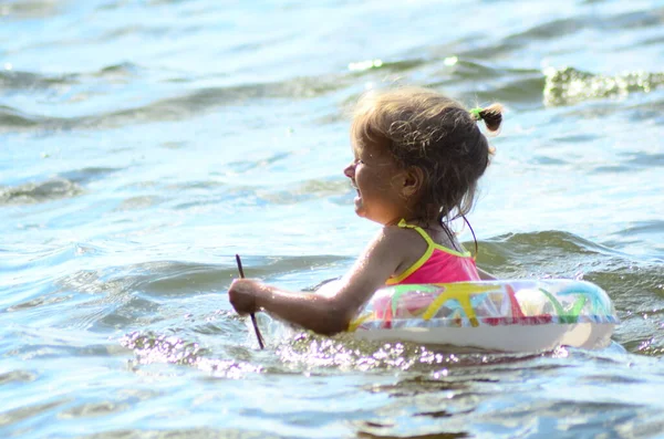Une Petite Fille Nageant Dans Lac — Photo
