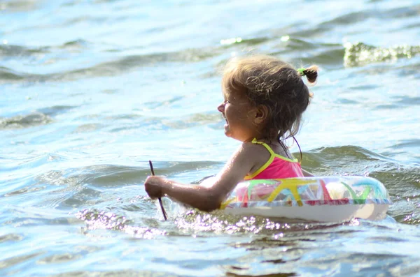 Uma Menina Nadando Lago — Fotografia de Stock