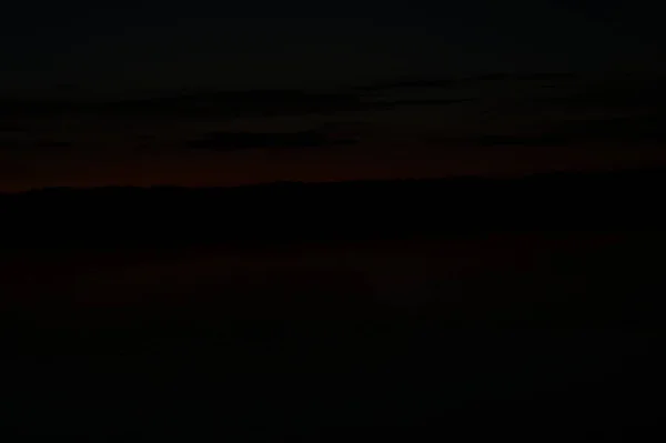 Pintoresca Vista Del Cielo Oscuro Sin Fin Sobre Lago Madrugada —  Fotos de Stock