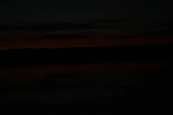 Pintoresca Vista Del Cielo Oscuro Sin Fin Sobre Lago Madrugada — Foto de Stock