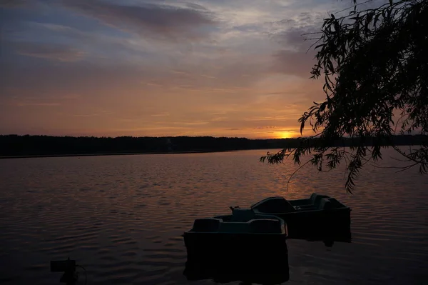 Pittoresk Utsikt Över Solnedgången Reflekterar Spegelytan Sjön — Stockfoto