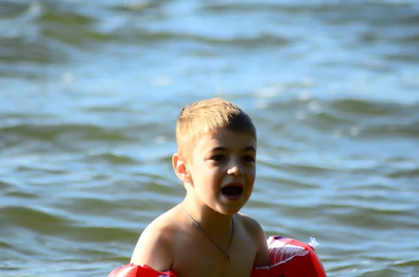 Little Boy Swimming Lake — Stockfoto