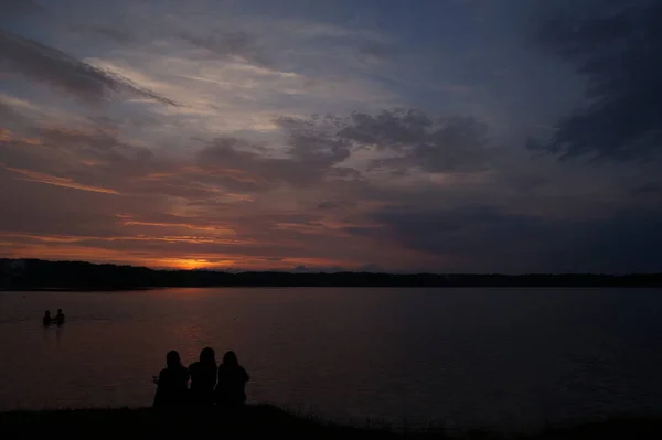 Pemandangan Indah Matahari Terbenam Mencerminkan Pada Permukaan Cermin Danau — Stok Foto