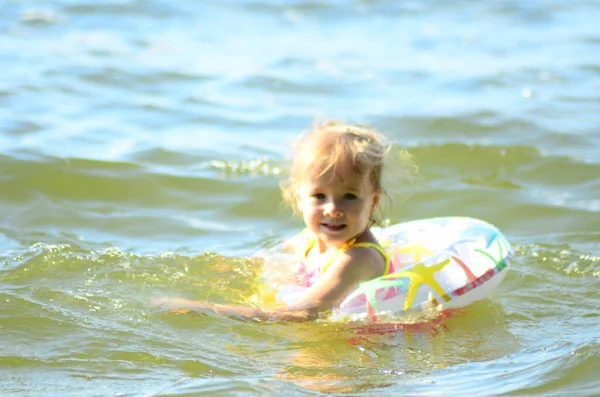 Uma Menina Nadando Lago — Fotografia de Stock